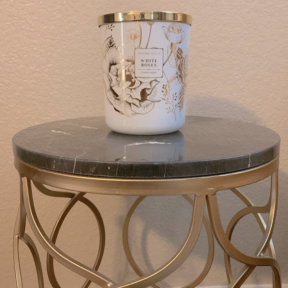 Aroma Villa Luxury White Roses Scented Candle Glass Jar White & Gold 26 Oz